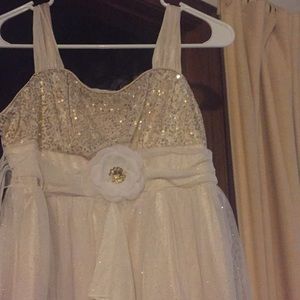 A dress that is a party dress cocktail